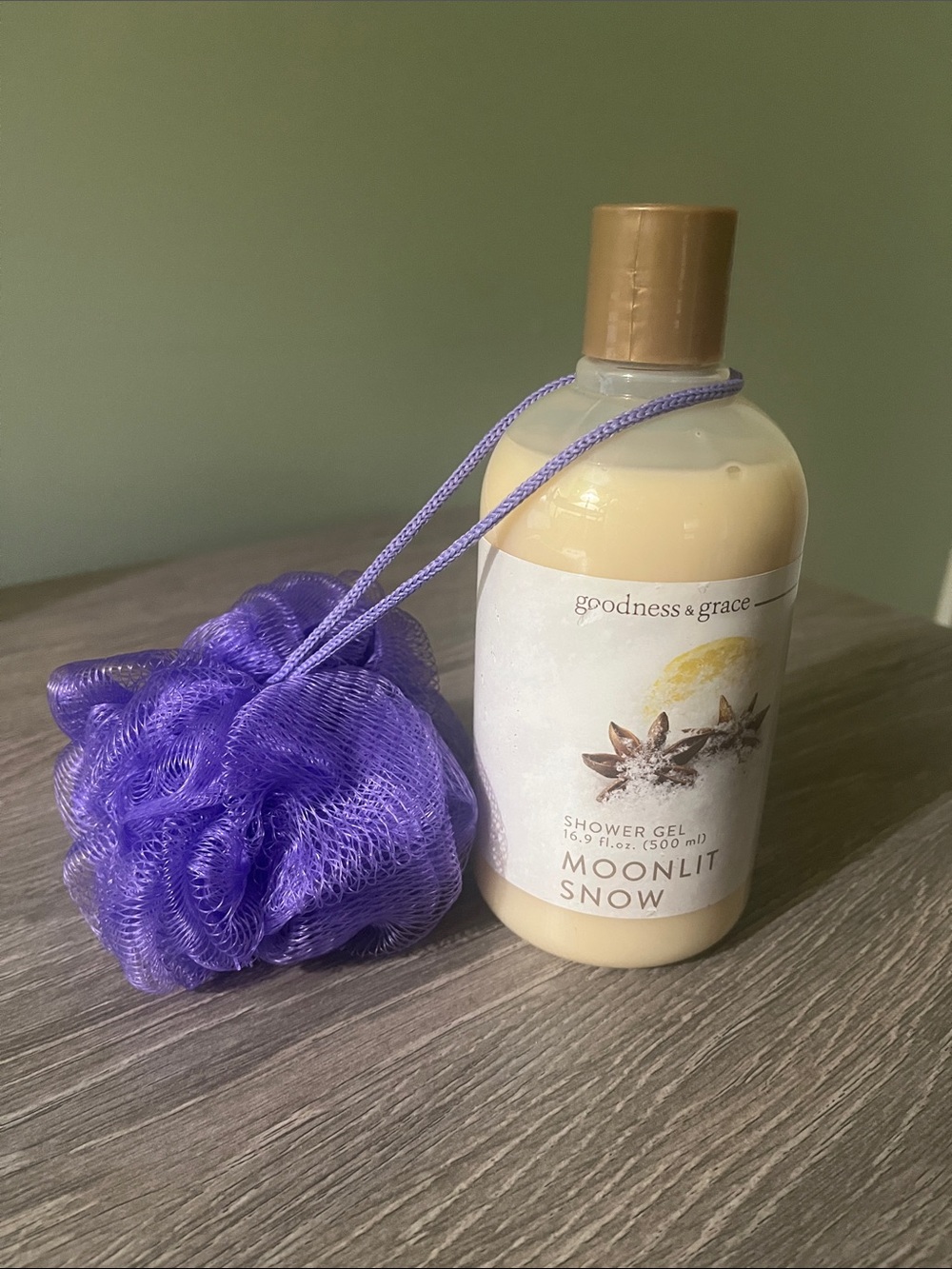 Moonlit Snow Shower Gel with Purple Loofah